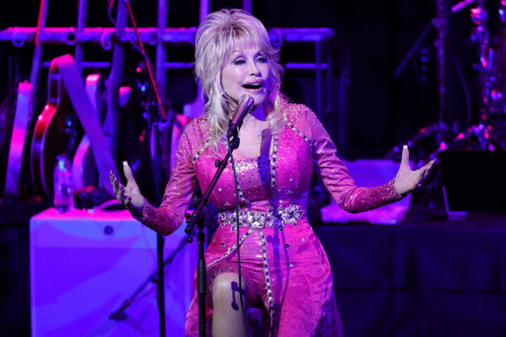 Décès de Dolly Parton, icône de la musique country, à 80 ans