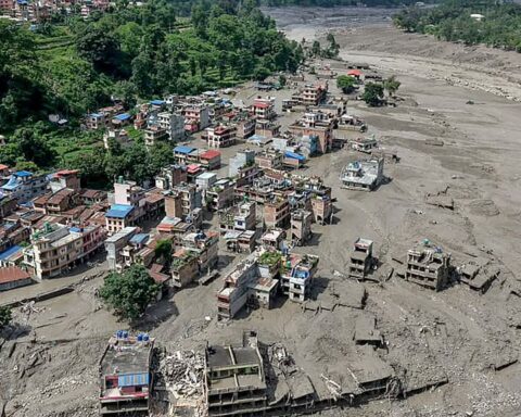 Des centaines de disparus craignant d'être décédés après des inondations éclair au Népal, y compris des touristes étrangers