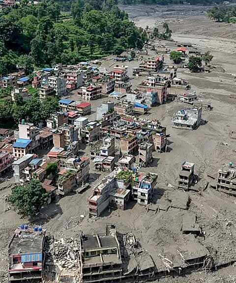 Des centaines de disparus craignant d'être décédés après des inondations éclair au Népal, y compris des touristes étrangers