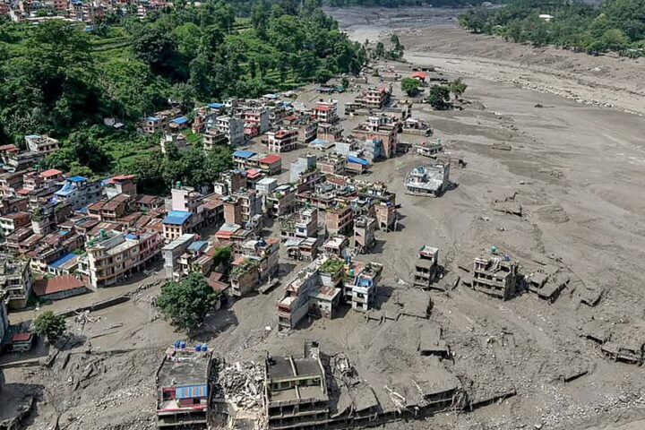 Des centaines de disparus craignant d'être décédés après des inondations éclair au Népal, y compris des touristes étrangers