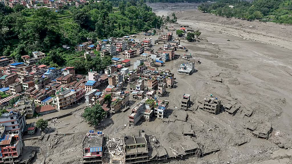 Des centaines de disparus craignant d'être décédés après des inondations éclair au Népal, y compris des touristes étrangers