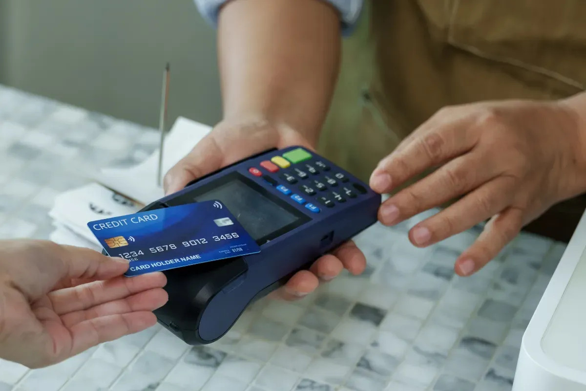 Des chercheurs révèlent que les cartes Visa périmées, jetées sans destruction, continuent de fonctionner en mode sans contact.