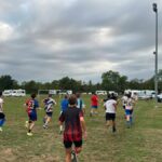 Des dizaines de caravanes envahissent le stade de Horgues pendant un entraînement sportif
