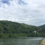 Des enfants ouvrent une vanne de goudron en Belgique, provoquant une pollution majeure de la Meuse