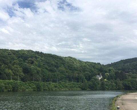 Des enfants ouvrent une vanne de goudron en Belgique, provoquant une pollution majeure de la Meuse