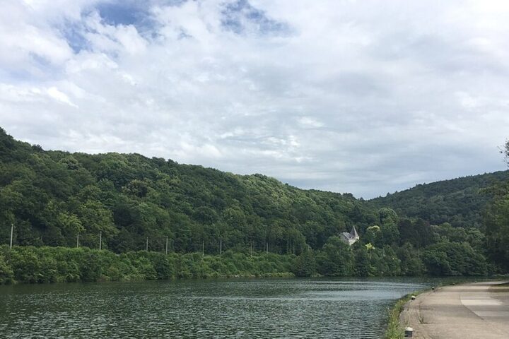 Des enfants ouvrent une vanne de goudron en Belgique, provoquant une pollution majeure de la Meuse