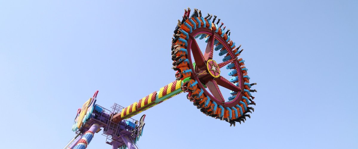 Deux adolescentes reçoivent 550 000 dollars après avoir été coincées la tête en bas pendant 25 minutes dans une attraction à Portland