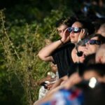 Distribution de lunettes d’observation à Paris pour l’éclipse solaire du 12 août parmi une foule de chercheurs désespérés