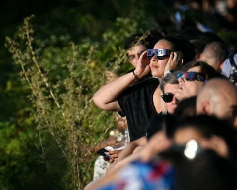 Distribution de lunettes d’observation à Paris pour l’éclipse solaire du 12 août parmi une foule de chercheurs désespérés