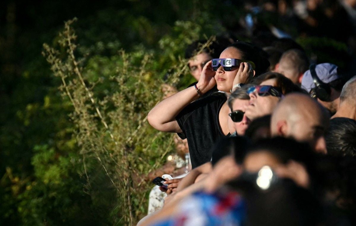 Distribution de lunettes d’observation à Paris pour l’éclipse solaire du 12 août parmi une foule de chercheurs désespérés