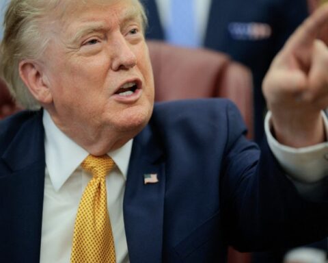 Donald Trump accuse les géants pétroliers américains de profits excessifs liés aux tensions au Moyen-Orient