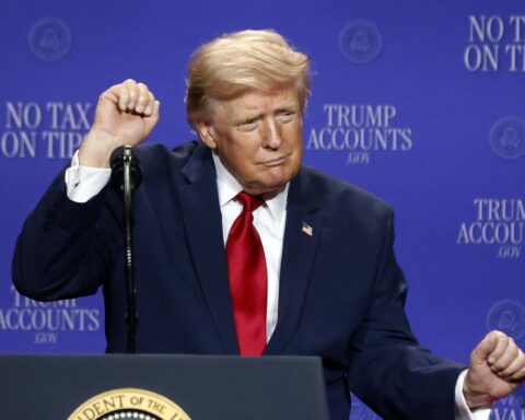 Donald Trump critique les propriétaires de voitures électriques, les qualifiant de "malades" à Las Vegas