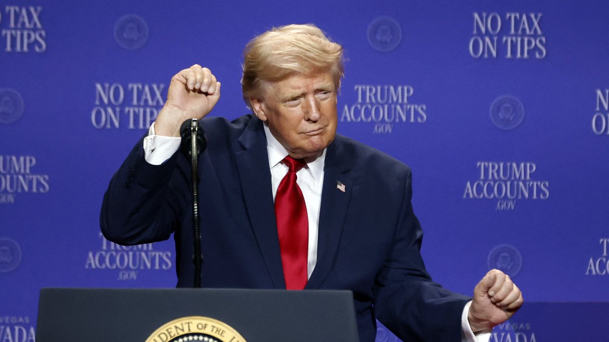 Donald Trump critique les propriétaires de voitures électriques, les qualifiant de "malades" à Las Vegas