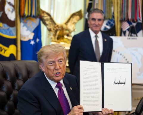 Donald Trump rebaptise le lac Ontario "lac d’Amérique", une provocation en pleine guerre commerciale avec le Canada