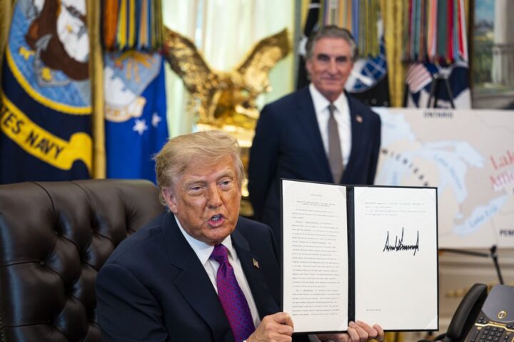 Donald Trump rebaptise le lac Ontario "lac d’Amérique", une provocation en pleine guerre commerciale avec le Canada