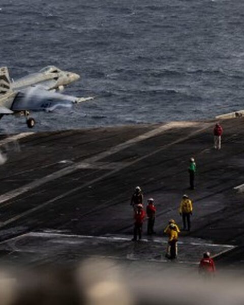 Donald Trump relance l'utilisation des catapultes à vapeur sur les nouveaux porte-avions américains avec un coût élevé