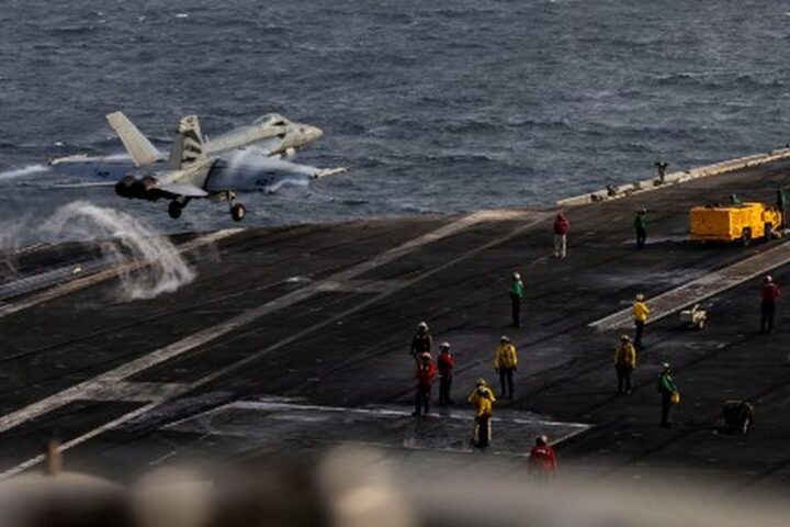 Donald Trump relance l'utilisation des catapultes à vapeur sur les nouveaux porte-avions américains avec un coût élevé