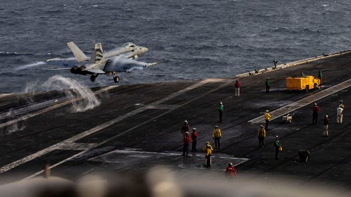 Donald Trump relance l'utilisation des catapultes à vapeur sur les nouveaux porte-avions américains avec un coût élevé