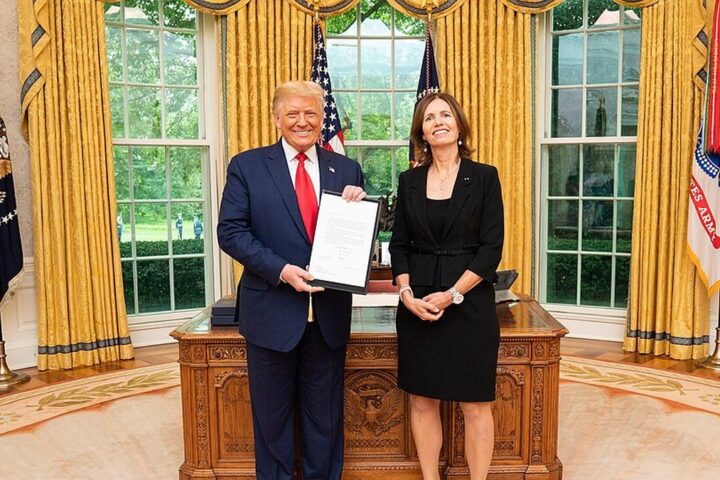 Donald Trump signe un décret controversé sur les vaccins et l'autisme aux États-Unis
