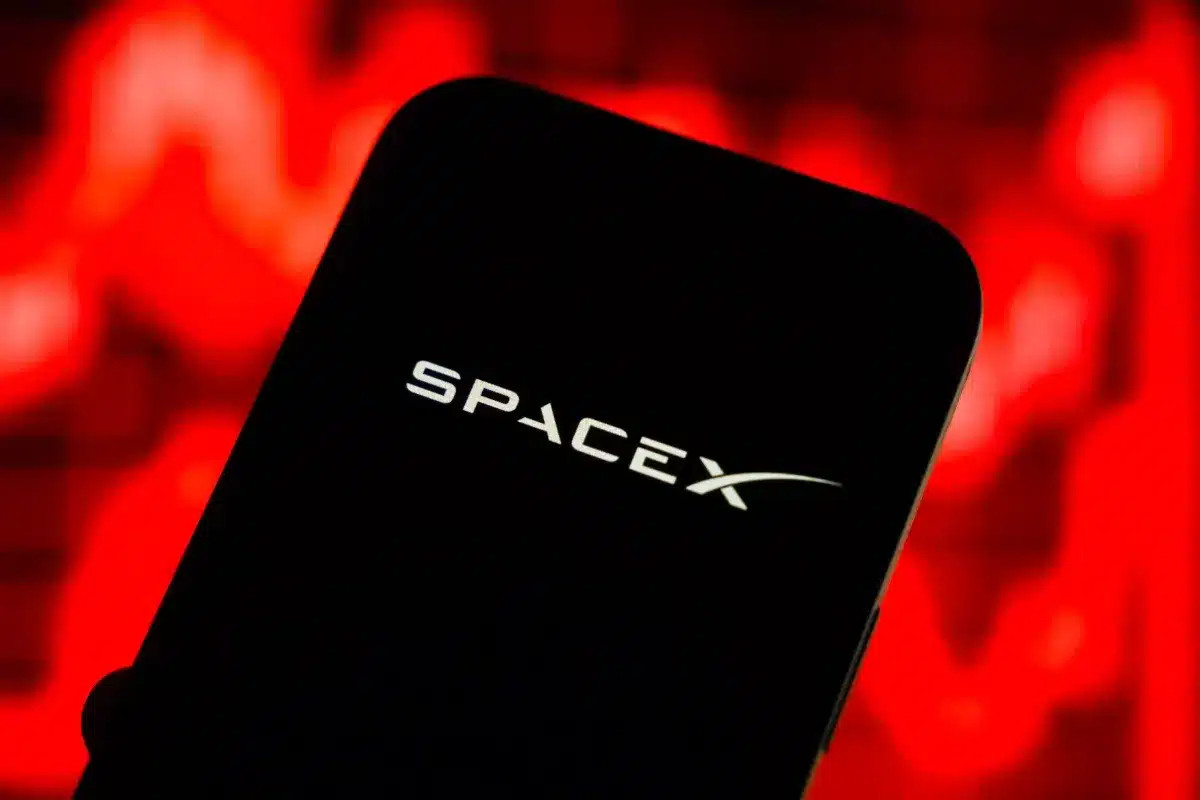 Elon Musk annonce que l'intelligence artificielle doit surpasser les fusées d'ici septembre : une nouvelle mission pour les ingénieurs de SpaceX.