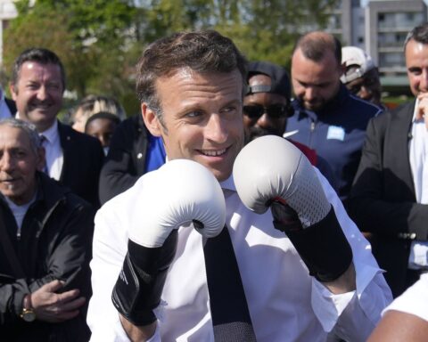 Emmanuel Macron face à la polémique : entre virilité affichée et déconnexion sociale