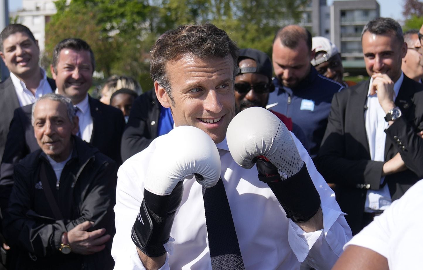 Emmanuel Macron face à la polémique : entre virilité affichée et déconnexion sociale