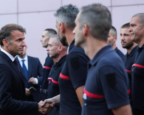 Emmanuel Macron se rendra lundi dans le Var pour rencontrer les maires et les pompiers après l'incendie du Gros Bessillon