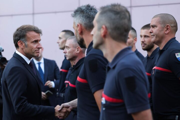 Emmanuel Macron se rendra lundi dans le Var pour rencontrer les maires et les pompiers après l'incendie du Gros Bessillon
