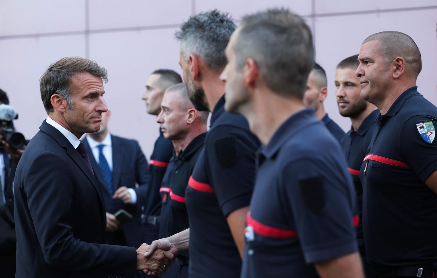 Emmanuel Macron se rendra lundi dans le Var pour rencontrer les maires et les pompiers après l'incendie du Gros Bessillon
