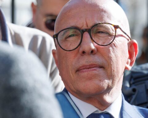 Éric Ciotti souhaite installer des drapeaux français dans les écoles de Nice d'ici novembre