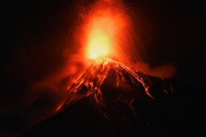 Éruption du volcan de Fuego au Guatemala : alerte rouge déclenchée et évacuations en cours