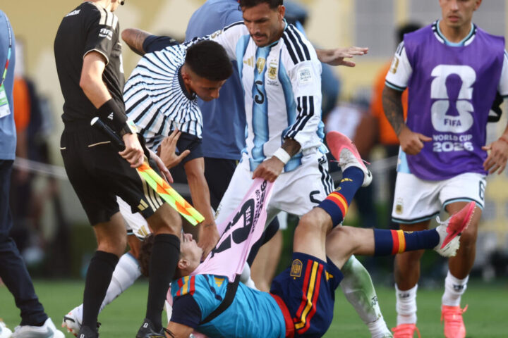 Finale de la Coupe du Monde 2026 : des sanctions sévères imposées aux Argentins Paredes et Molina. Ligue 1 : le PSG sans adversaire à...