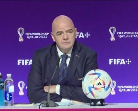 Football : l'UEFA envisage de porter plainte contre Infantino pour des irrégularités. Ligue des champions : Paris affronte Barcelone et Manchester City en phase éliminatoire.