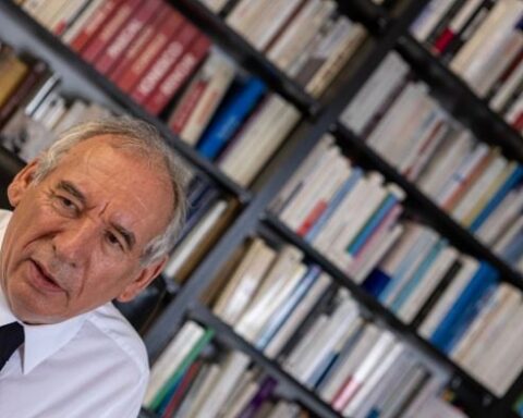 François Bayrou plaide pour une primaire élargie face aux extrêmes pour l'élection présidentielle de 2027