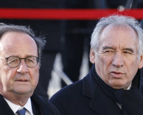 François Bayrou prône un candidat unique pour la présidentielle de 2027, saluant les idées de François Hollande