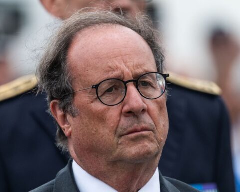 François Hollande prépare son livre pour façonner l'avenir de la France avant la présidentielle de 2027