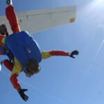 Funky Matas bat un record en se tatouant pendant un saut en parachute à 4 573 mètres
