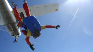 Funky Matas bat un record en se tatouant pendant un saut en parachute à 4 573 mètres