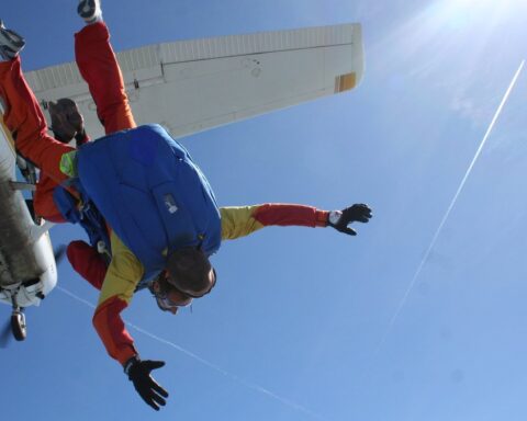 Funky Matas bat un record en se tatouant pendant un saut en parachute à 4 573 mètres