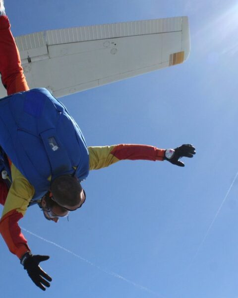 Funky Matas bat un record en se tatouant pendant un saut en parachute à 4 573 mètres