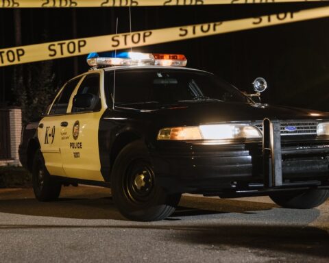 Fusillade tragique lors d'un match de football américain en Californie : un adolescent de 17 ans tué, un suspect arrêté
