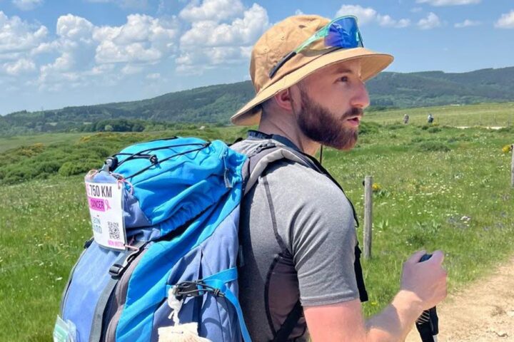Genilac. Un jeune pèlerin réalise un défi de 25 km par jour pour lutter contre le cancer