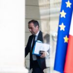 Gestion du Premier ministre sous pression après deux suicides et enquêtes ouvertes