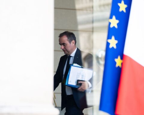 Gestion du Premier ministre sous pression après deux suicides et enquêtes ouvertes