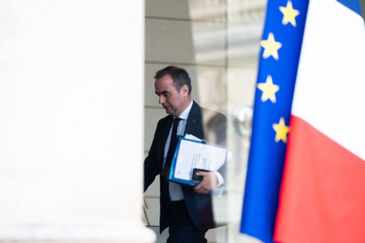Gestion du Premier ministre sous pression après deux suicides et enquêtes ouvertes