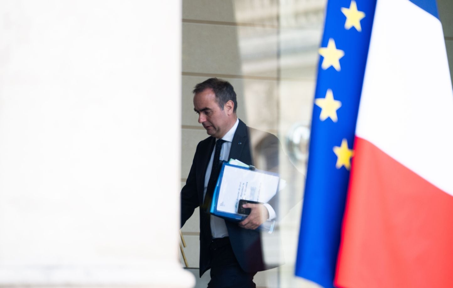 Gestion du Premier ministre sous pression après deux suicides et enquêtes ouvertes