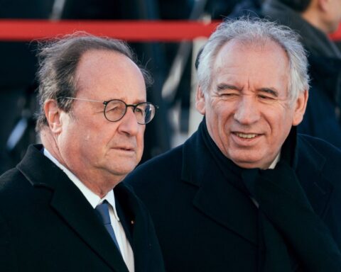 Hollande envisagerait sa candidature à la présidentielle de 2027, selon Bayrou