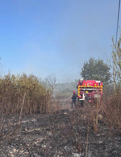 Incendie à Berdoues : une maison menacée, dix hectares brûlés et deux habitants évacués