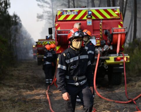 Incendie dans les dunes du Pas-de-Calais, un camping évacué en raison de la menace de feu