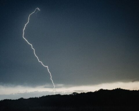 Incendies en Gironde : une dizaine de départs de feu causés par des orages